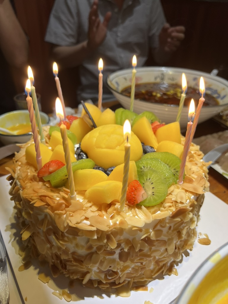 十月一回家，兄弟们给买的生日蛋糕å