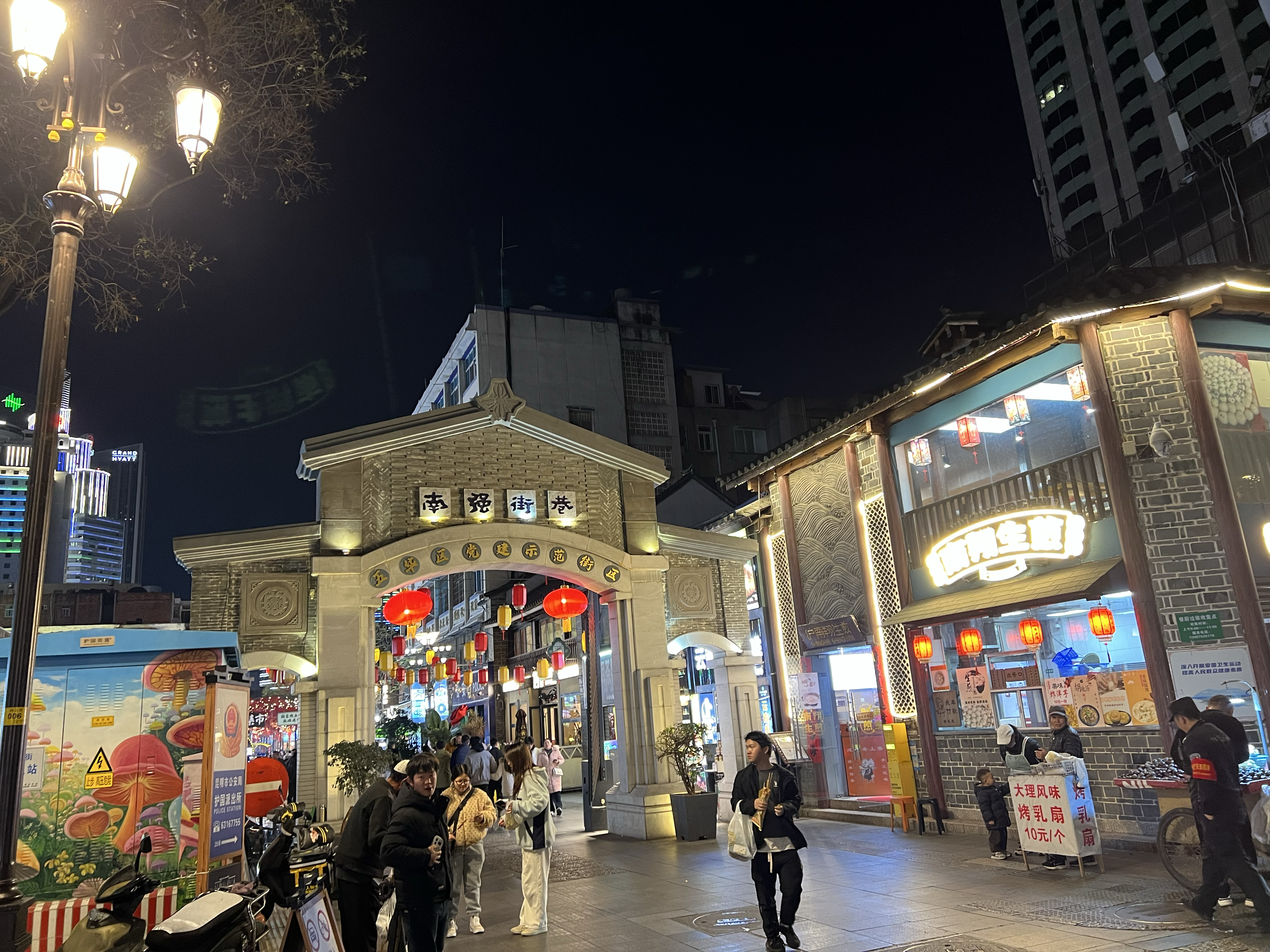 夜晚的南强街巷